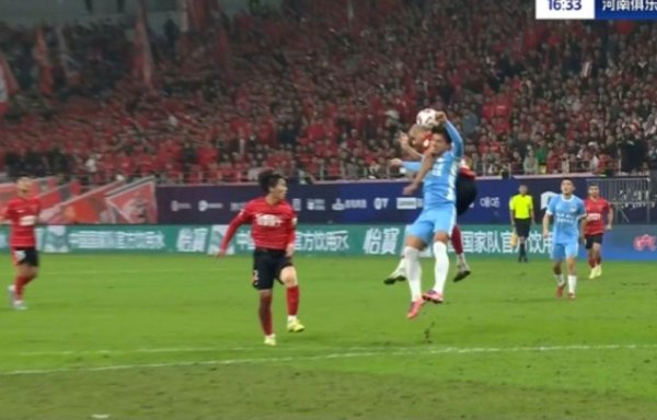 华夏国际 中超巨大争议：蓉城22岁国脚破门被吹 因对手提前手球 裁判被狂骂